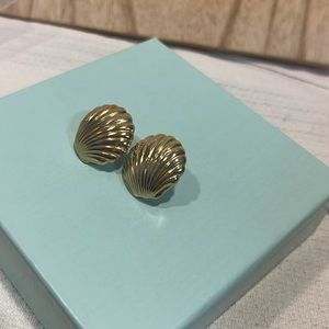 015 Avon gold shell stud earrings signed